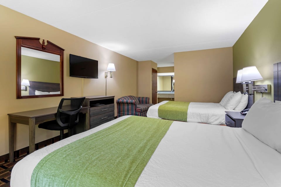 Laptop workspace, iron/ironing board, free WiFi, bed sheets