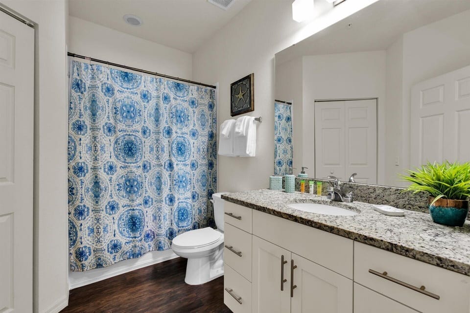 Queen suite Bathroom 2 Upstairs
Tub/Shower Combo