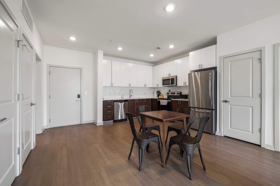 Classic Apartment, 2 Bedrooms, Non Smoking | Dining room