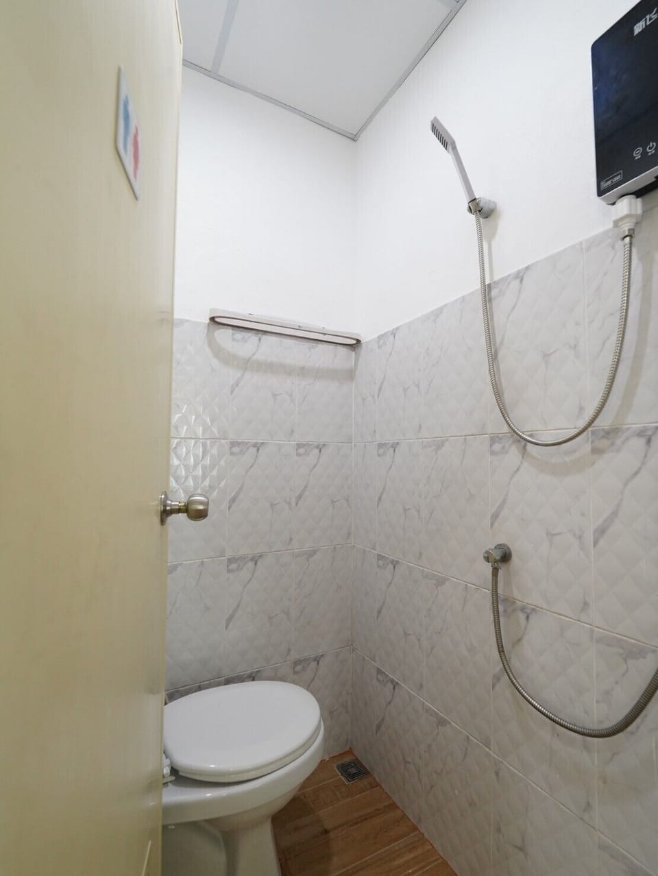 Shower, free toiletries, soap, shampoo