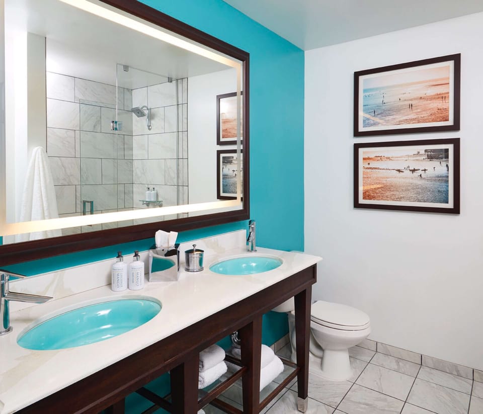 Standard Guestroom Bathroom