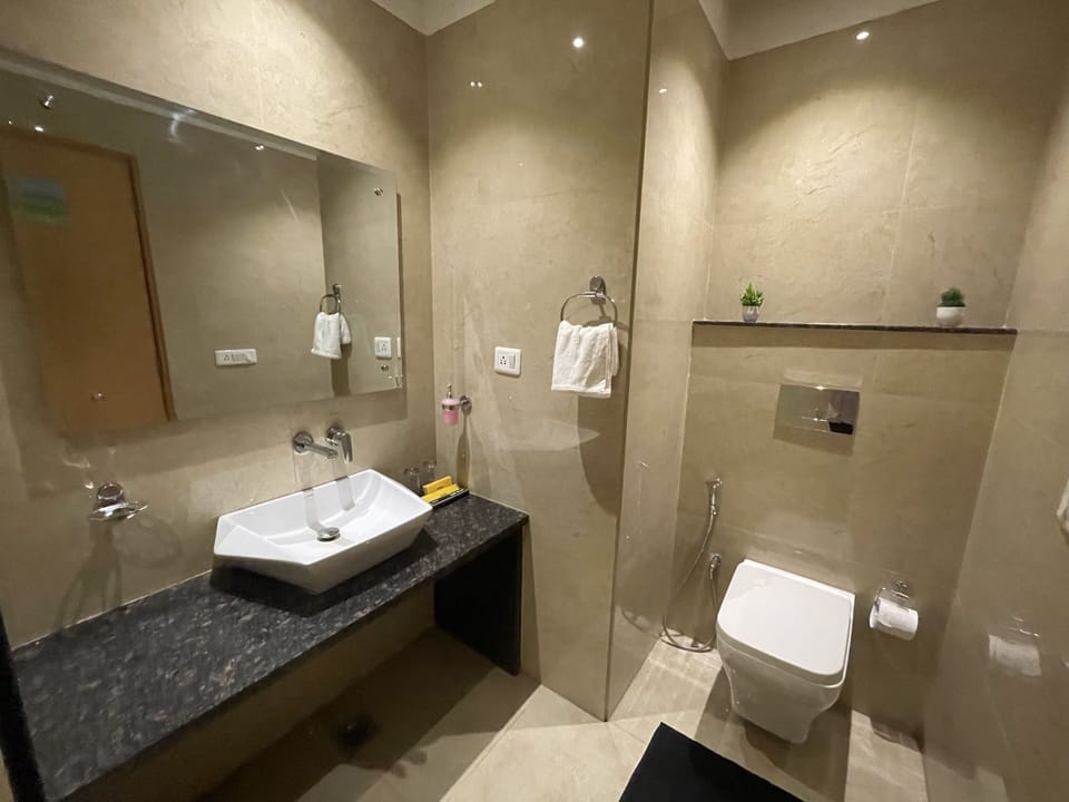 Shower, rainfall showerhead, free toiletries, hair dryer