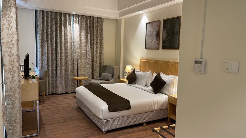 Superior King Suite with City View | Premium bedding, in-room safe, desk, soundproofing