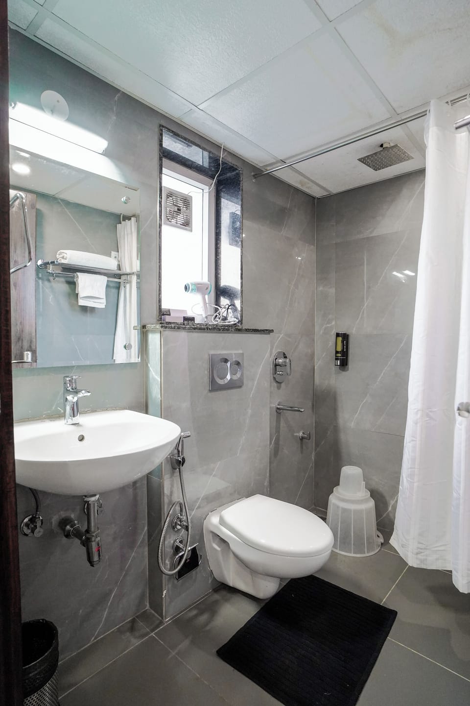 Deluxe Room | Bathroom | Shower, rainfall showerhead, free toiletries, hair dryer (on request)