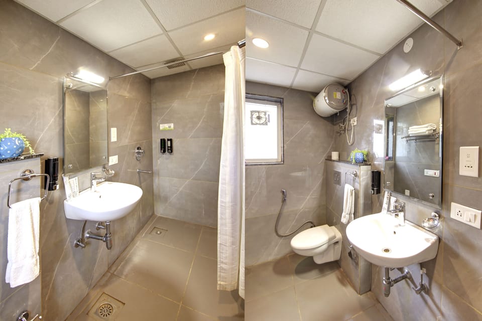 Superior Room with Balcony | Bathroom | Shower, rainfall showerhead, free toiletries, hair dryer (on request)