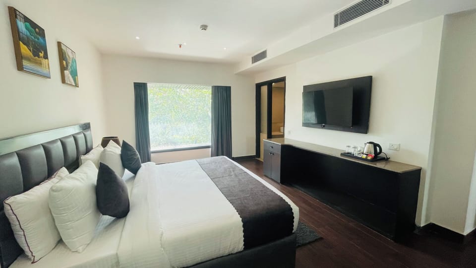Superior Room with City View | Premium bedding, in-room safe, desk, laptop workspace