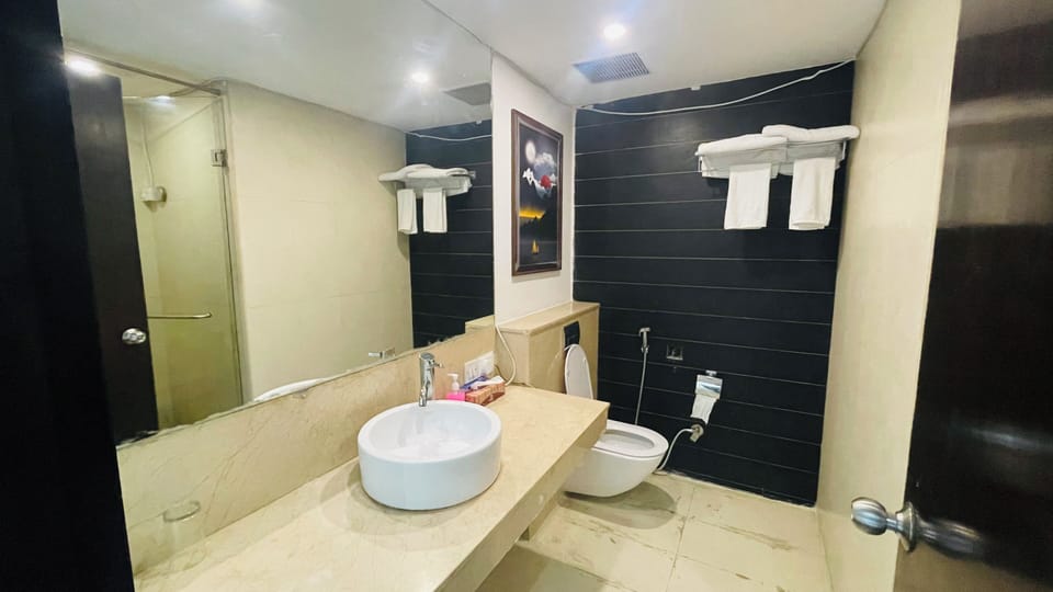 Deluxe Room | Bathroom | Shower, rainfall showerhead, free toiletries, hair dryer