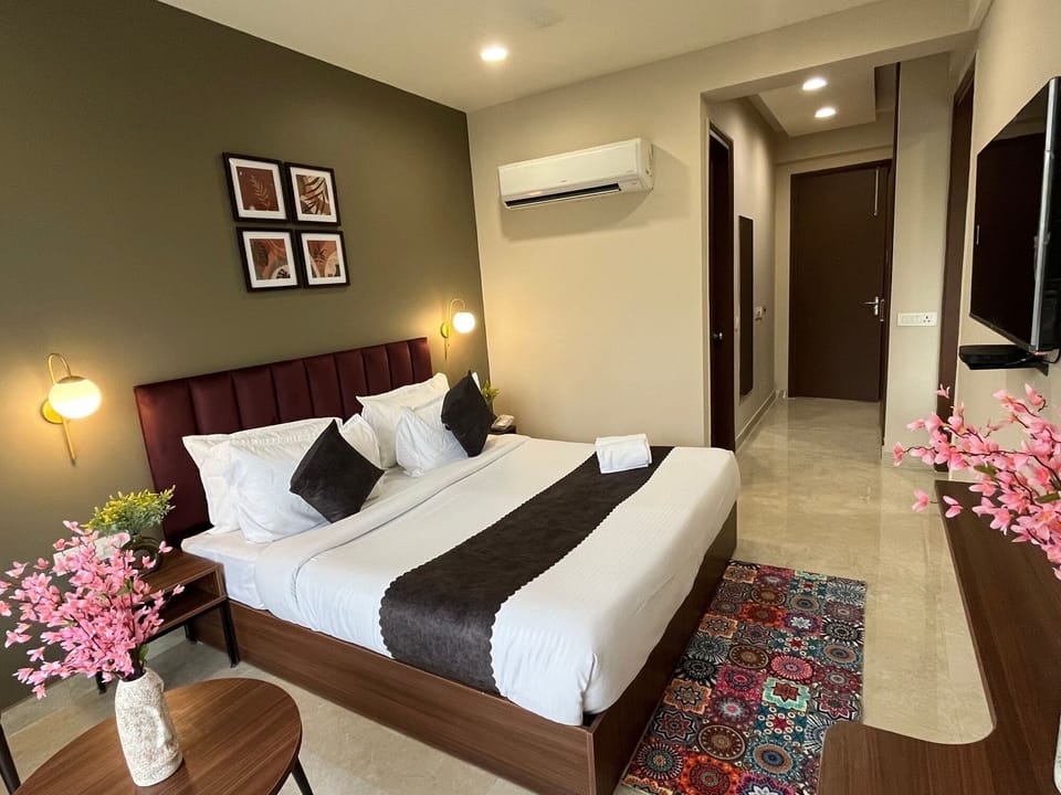 Family Room with Balcony | Premium bedding, in-room safe, desk, blackout drapes
