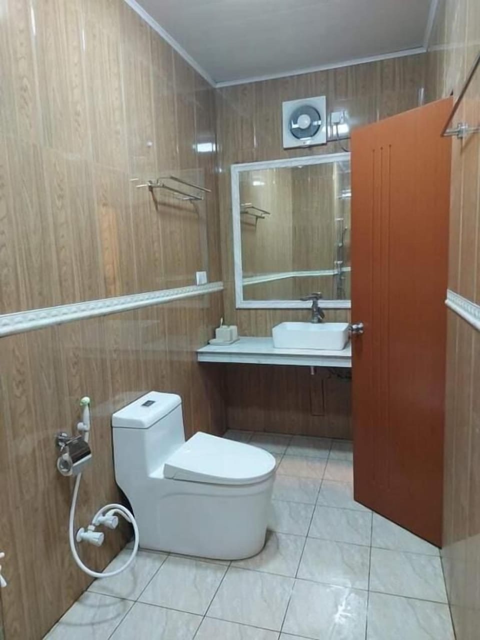 Deluxe Room | Bathroom | Shower, hair dryer, bathrobes, towels