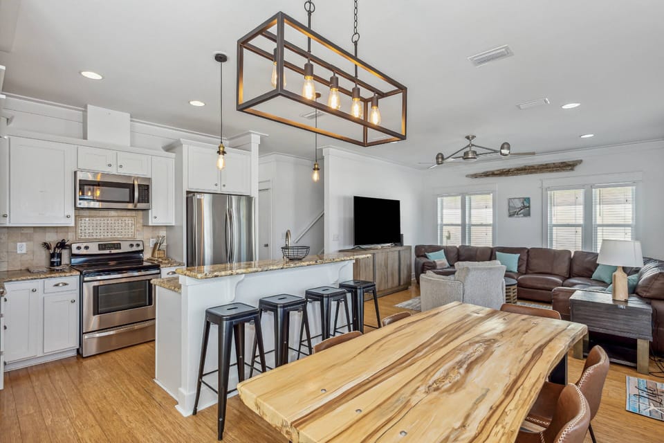 Dining table for 6 and extra bar seating for 4