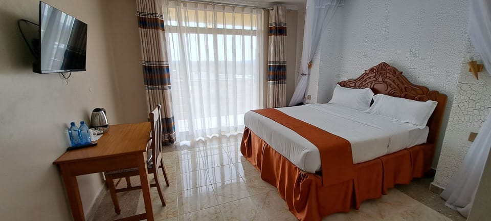 Classic Double Room | Bathroom | Bathrobes, towels, soap, shampoo