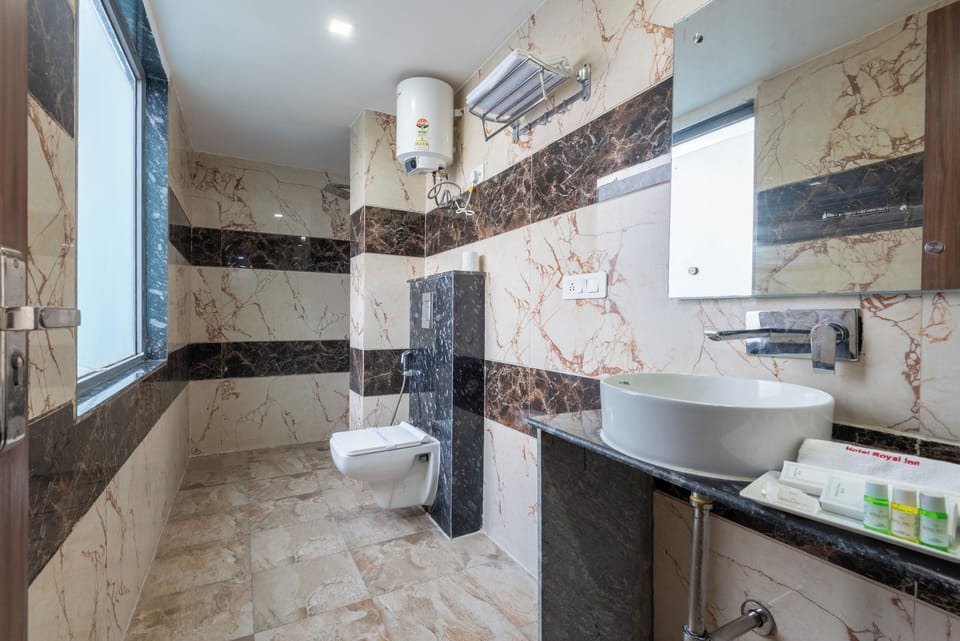 Luxury Room | Bathroom | Free toiletries, bathrobes, slippers