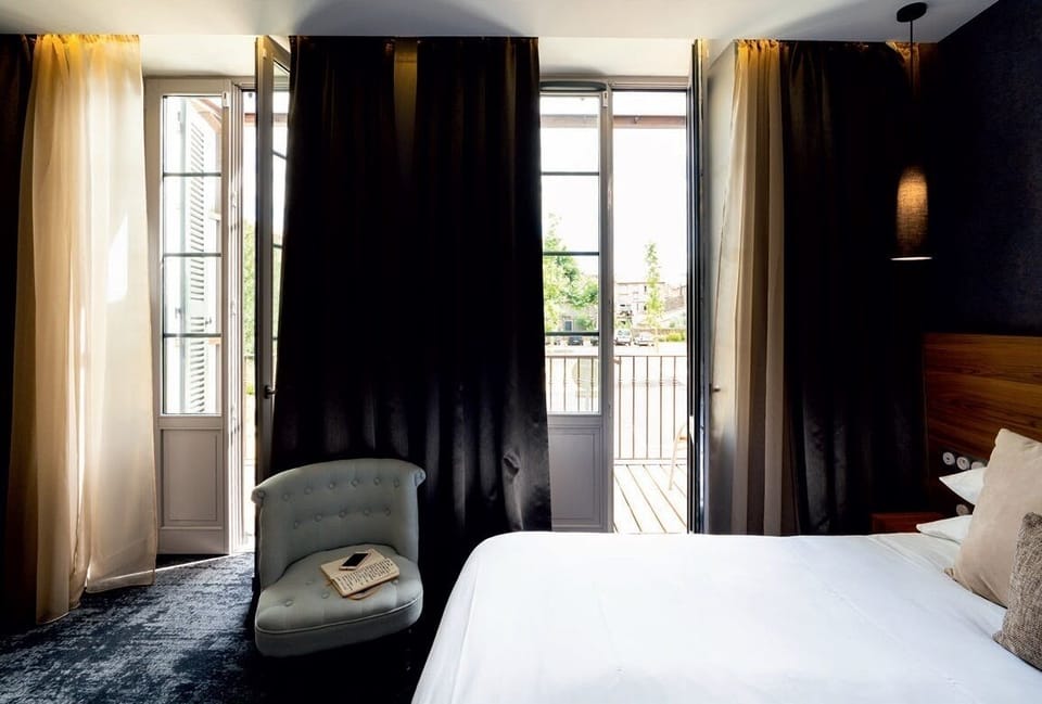 Premium Suite | Minibar, in-room safe, laptop workspace, blackout drapes