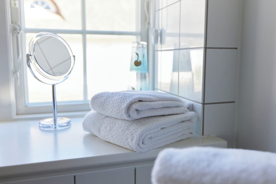 Junior Studio Suite | Bathroom | Separate tub and shower, hair dryer, towels, soap