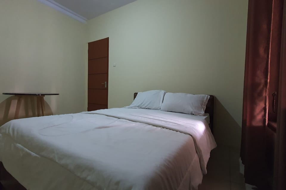 Standard Double Room | Desk, WiFi (free), bed sheets