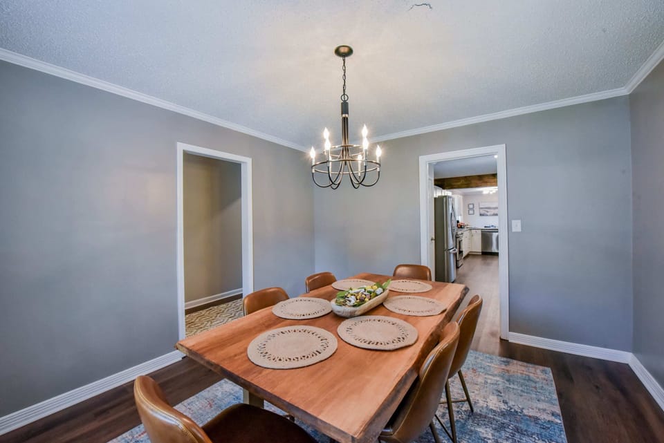 Enough room to seat 6 comfortably