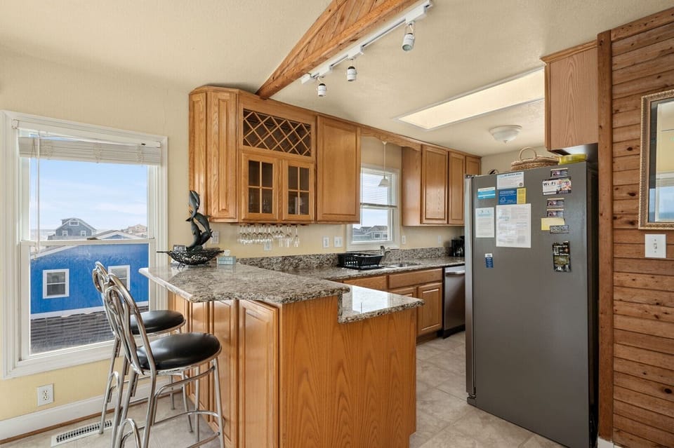 17-web-or-mls-116-E-Pioneer-TL-Kitchen