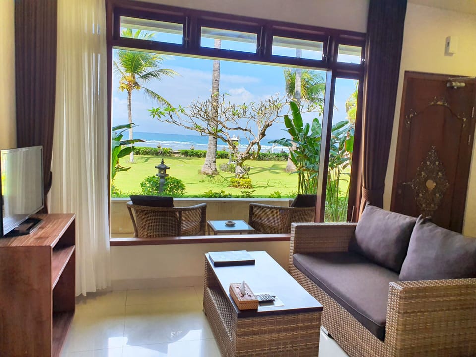 Garden Deluxe Double or Twin Room, Sea View | Minibar, in-room safe, individually furnished, desk