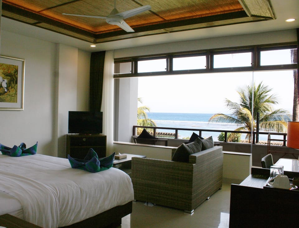 Sky Deluxe with Sea View | Minibar, in-room safe, individually furnished, desk