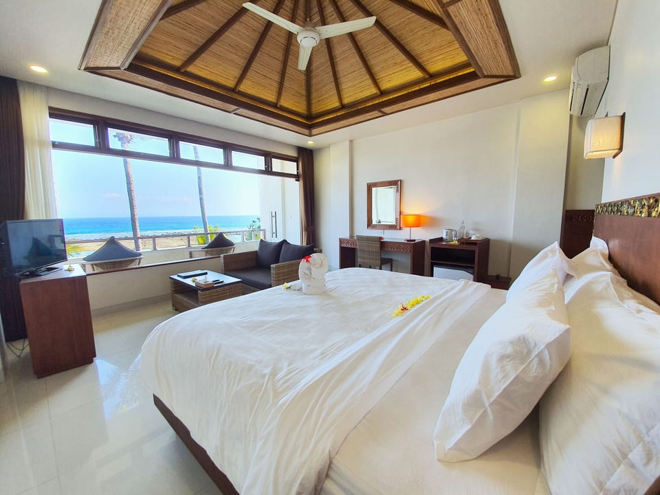 Sky Deluxe with Sea View | Minibar, in-room safe, individually furnished, desk