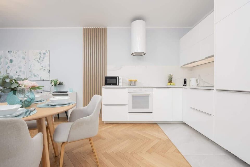 Kitchenette with an induction hob, refrigerator with freezer, oven, electric kettle, coffee maker, microwave, dishwasher and dining area