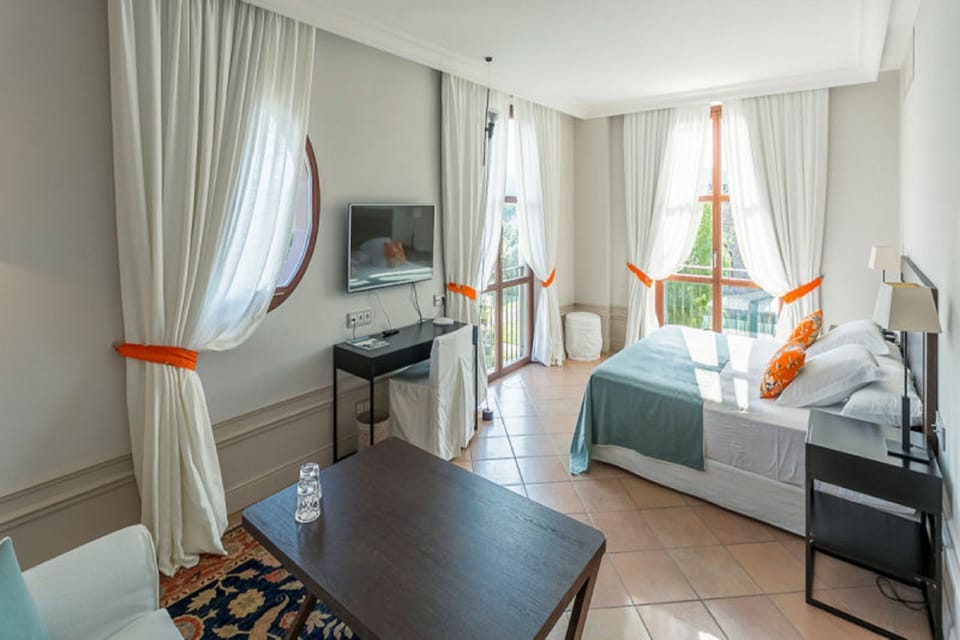 Junior Suite Prestige, Garden View | Premium bedding, minibar, in-room safe, desk