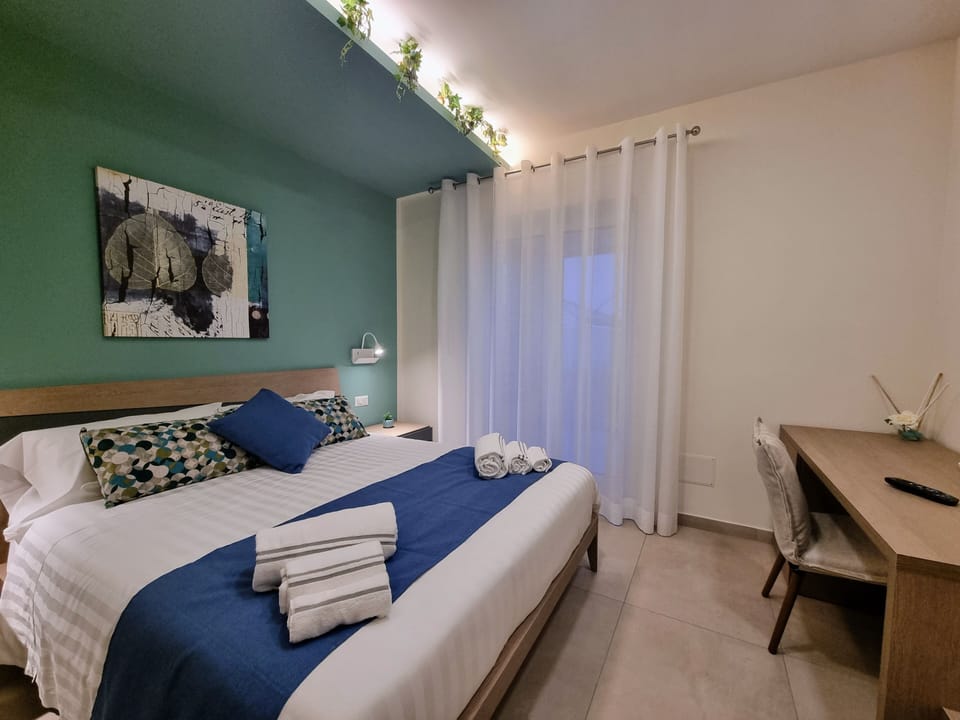 Traditional Room | 1 bedroom, minibar, desk, free WiFi
