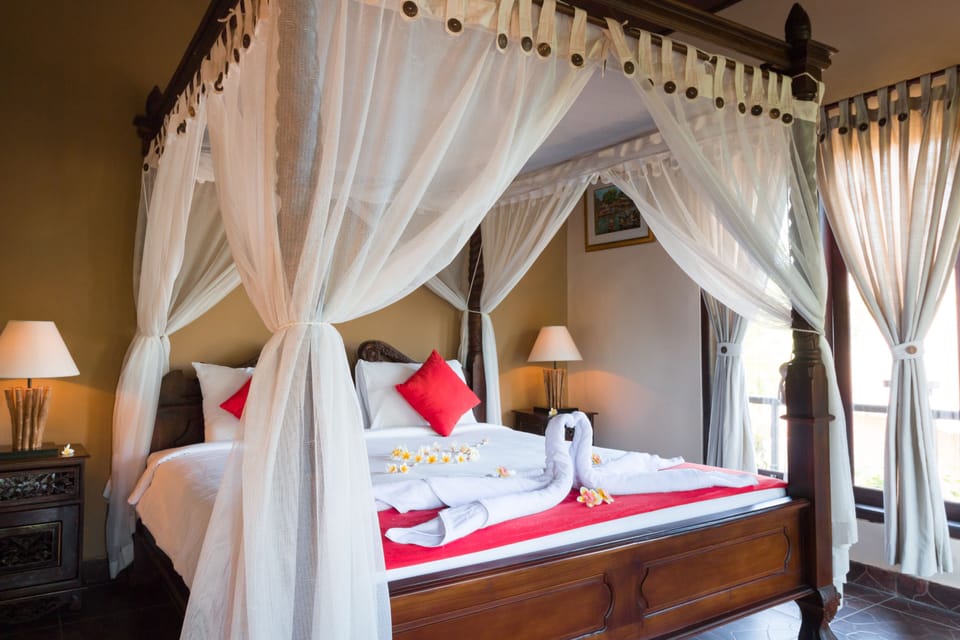 Deluxe Room | Minibar, in-room safe, desk, soundproofing