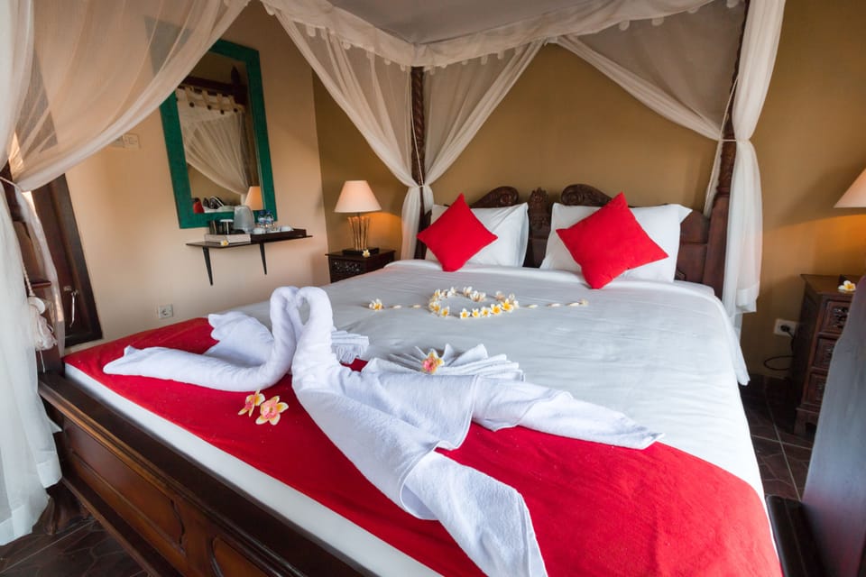 Deluxe Room | Minibar, in-room safe, desk, soundproofing