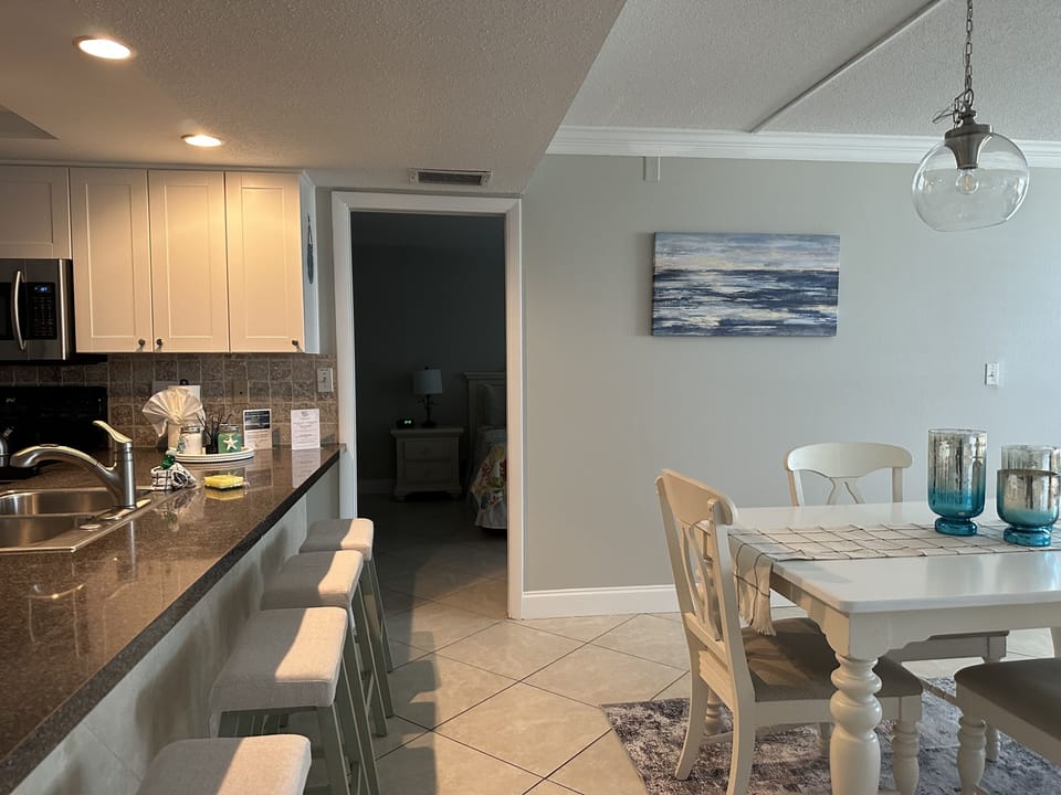 Open kitchen / dining area 
5 th floor at Sarasota Surf & Racquet Club.