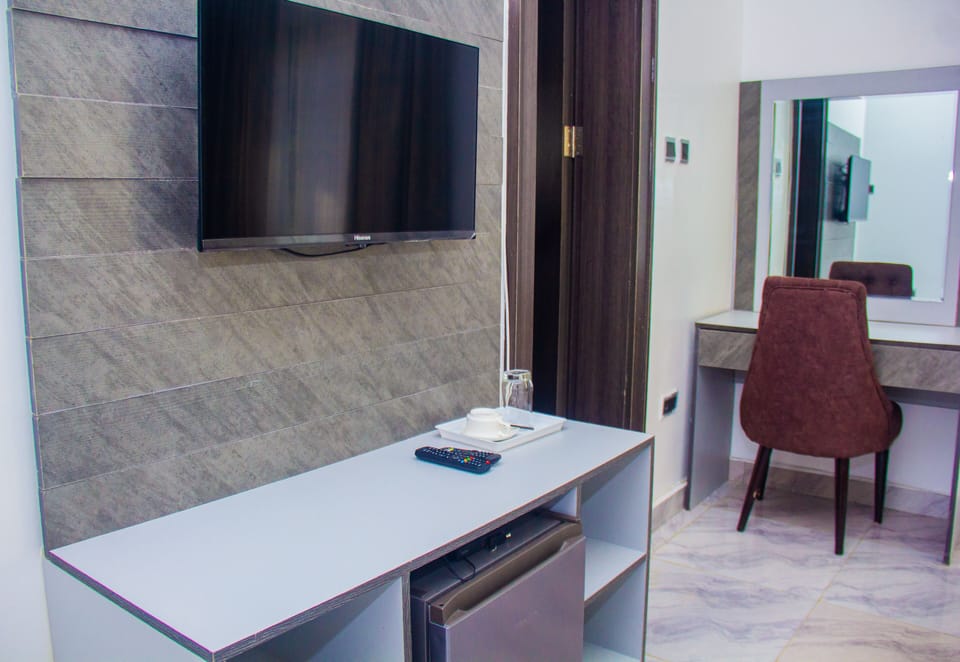 Executive Studio Suite | Egyptian cotton sheets, premium bedding, desk, iron/ironing board