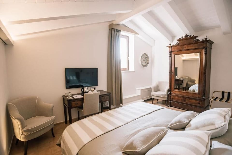 Deluxe Double Room | Minibar, in-room safe, desk, laptop workspace