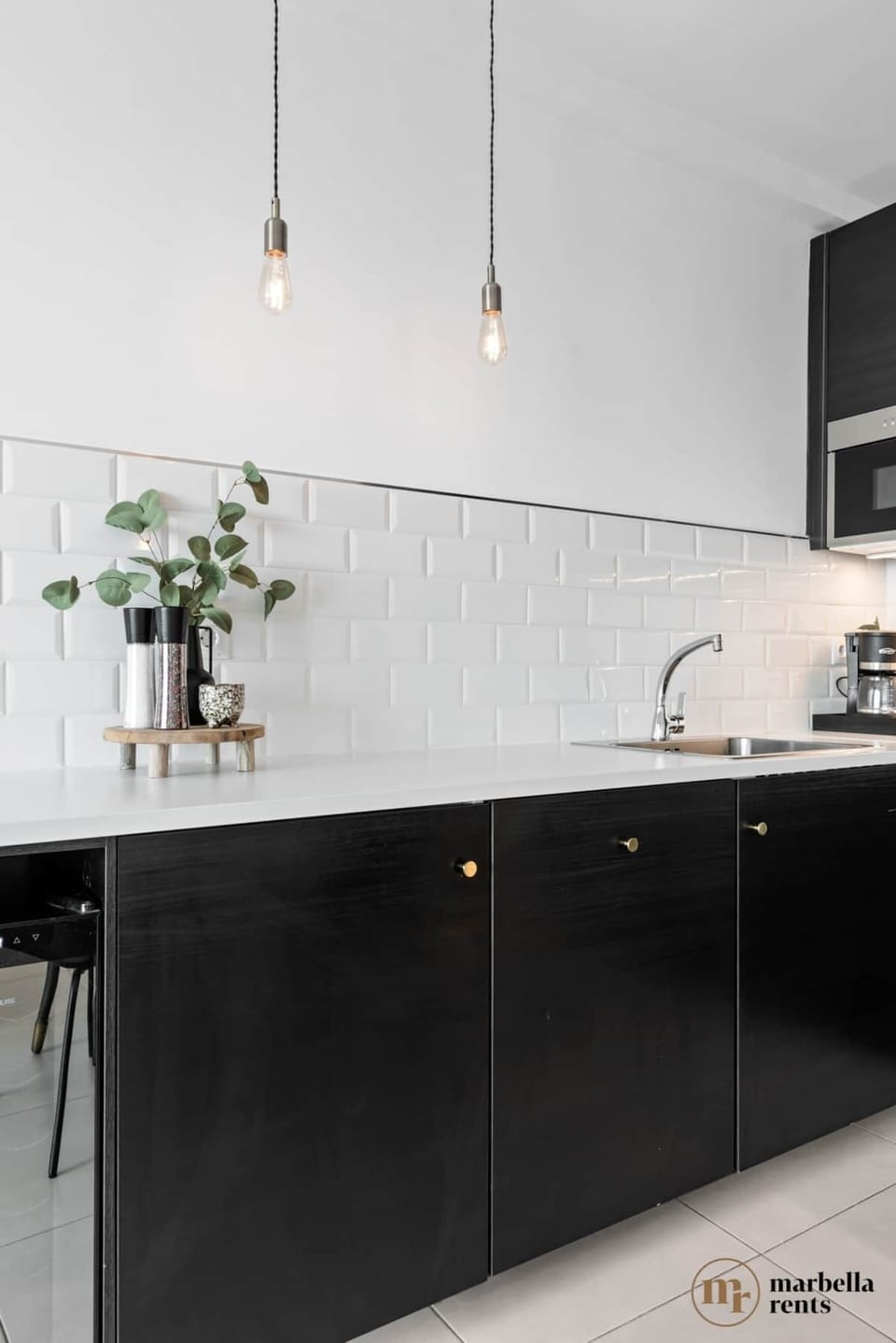 the fully equiped kitchen with dishwasher. 