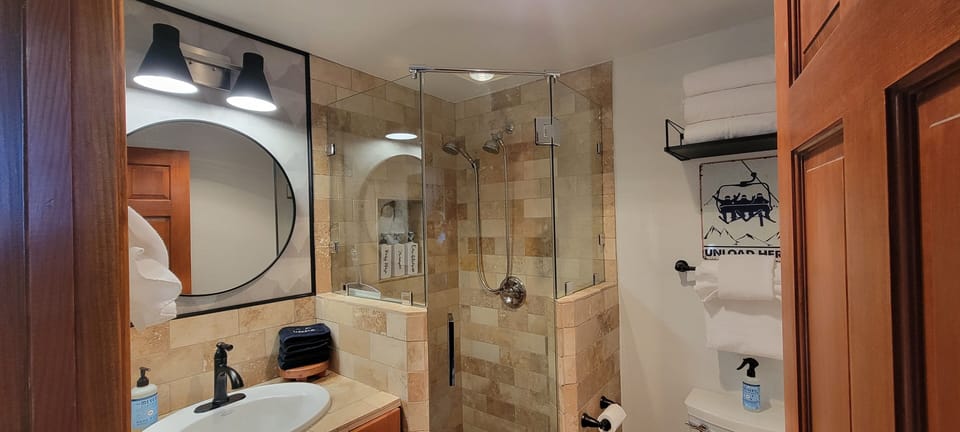 Main floor bathroom (2)