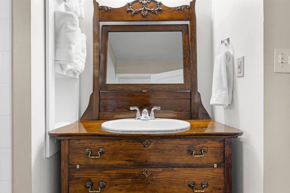 How cool is this bathroom sink?!
