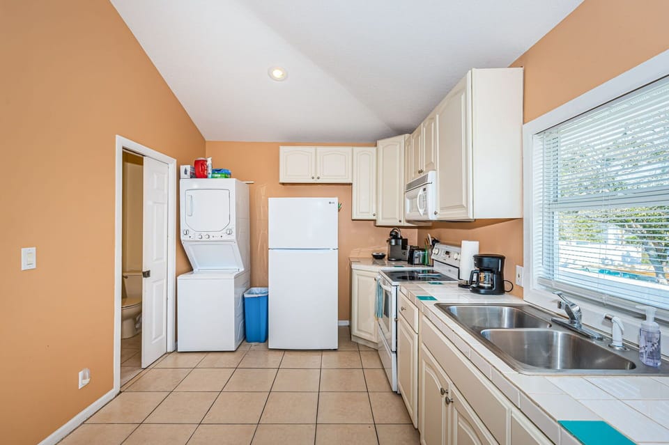 full kitchen with washer and dryer