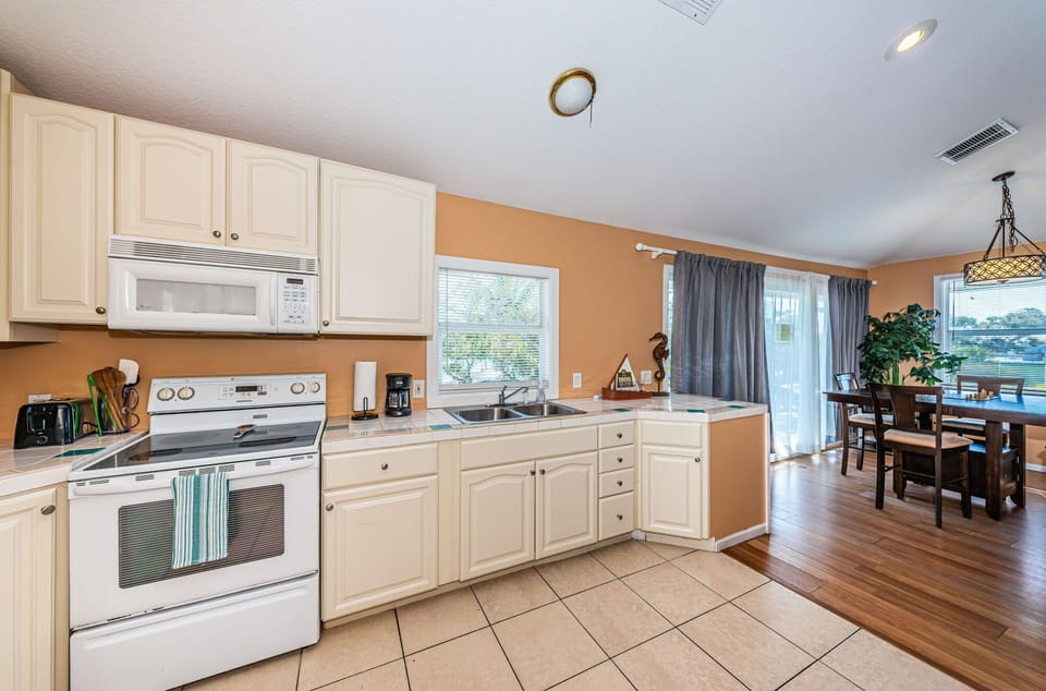 Very good kitchen and dining area