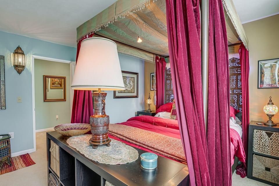 Bedroom | Queen Bed | Linens Provided