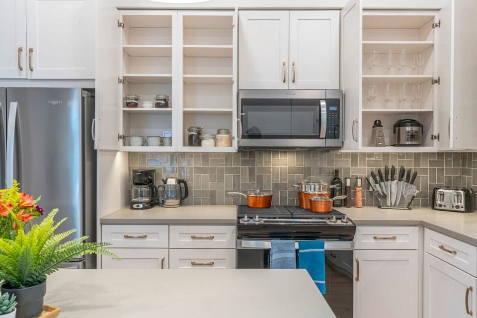 Fully stocked kitchen with all that you need. Pots, pans, bakeware, salt +pepper, and olive oil!!