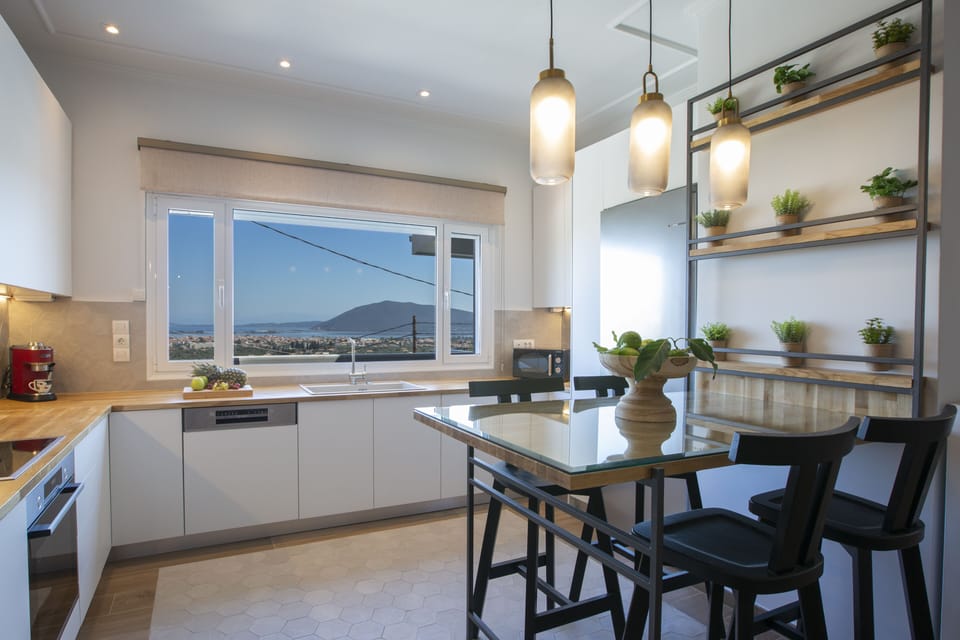 Fully equipped kitchen.