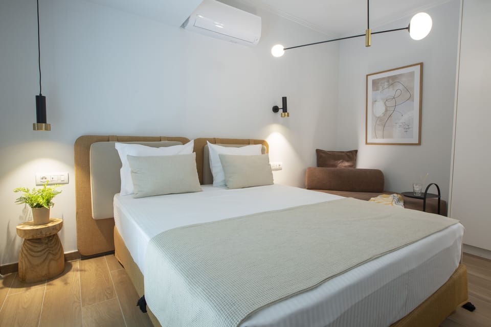 Bedroom with en-suite bathroom, A/C and 40' smart TV