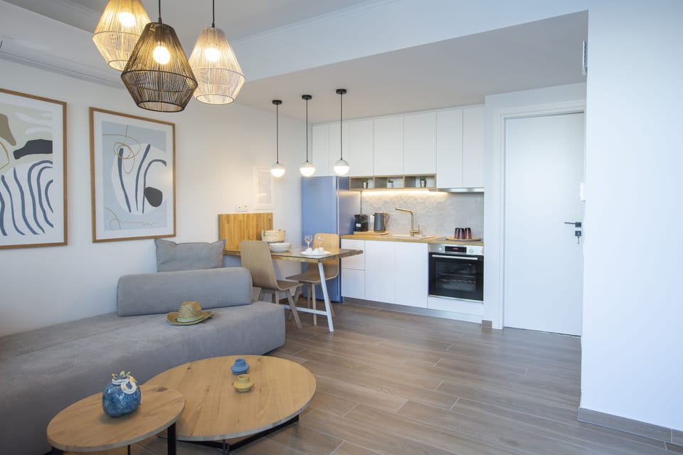 Independent Studio living-kitchen area with A/C and a 50' smart TV