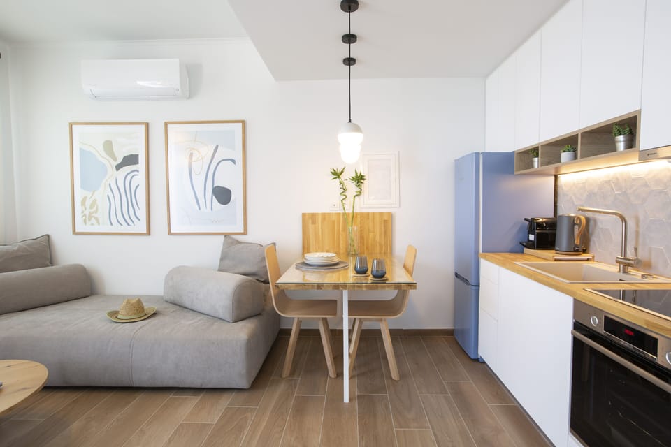 Independent Studio living-kitchen area with A/C and a 50' smart TV