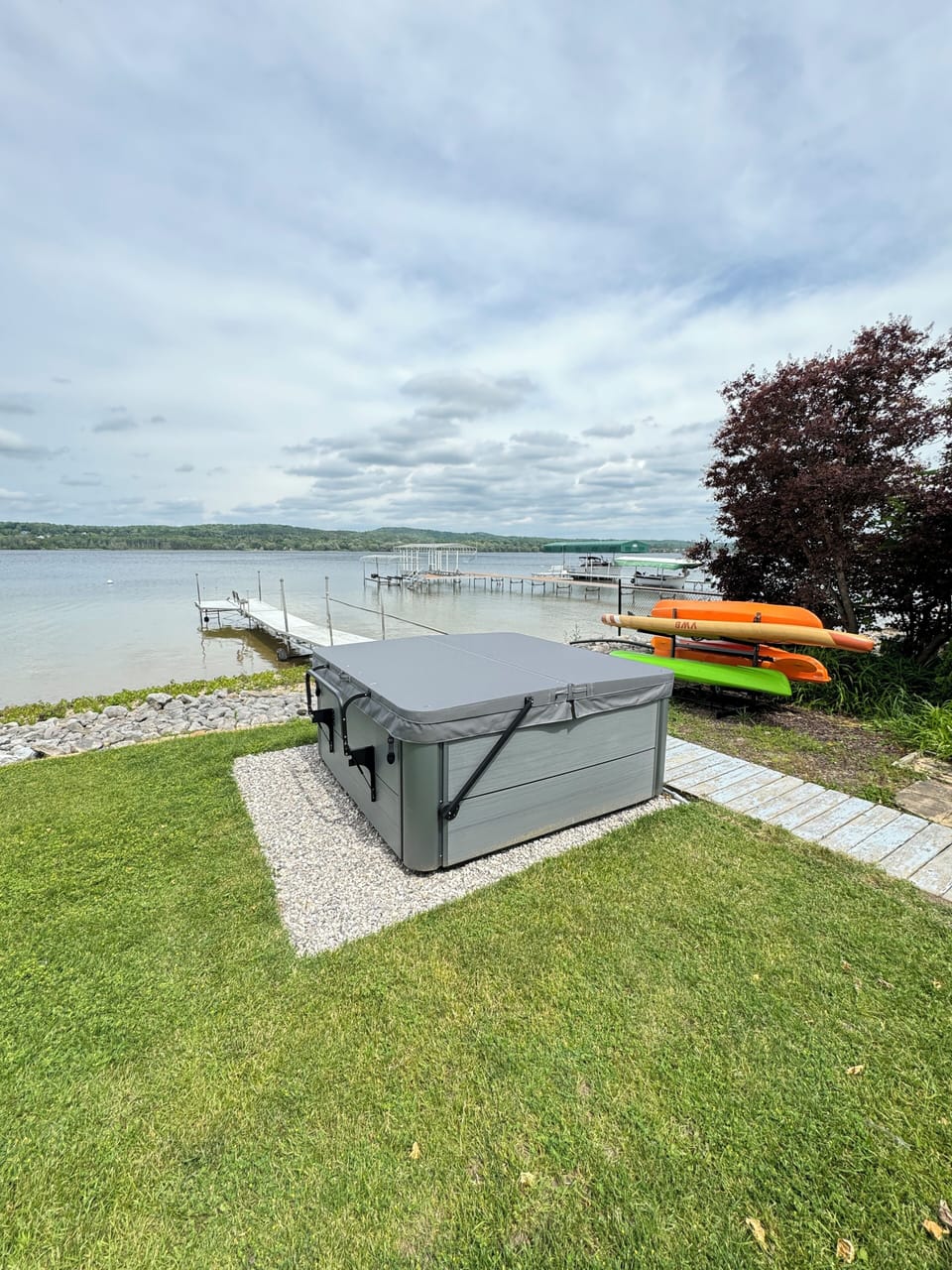 Hot tub, Kayaks and Stand Up Paddle Board