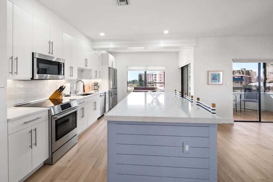 Kitchen with breakfast bar