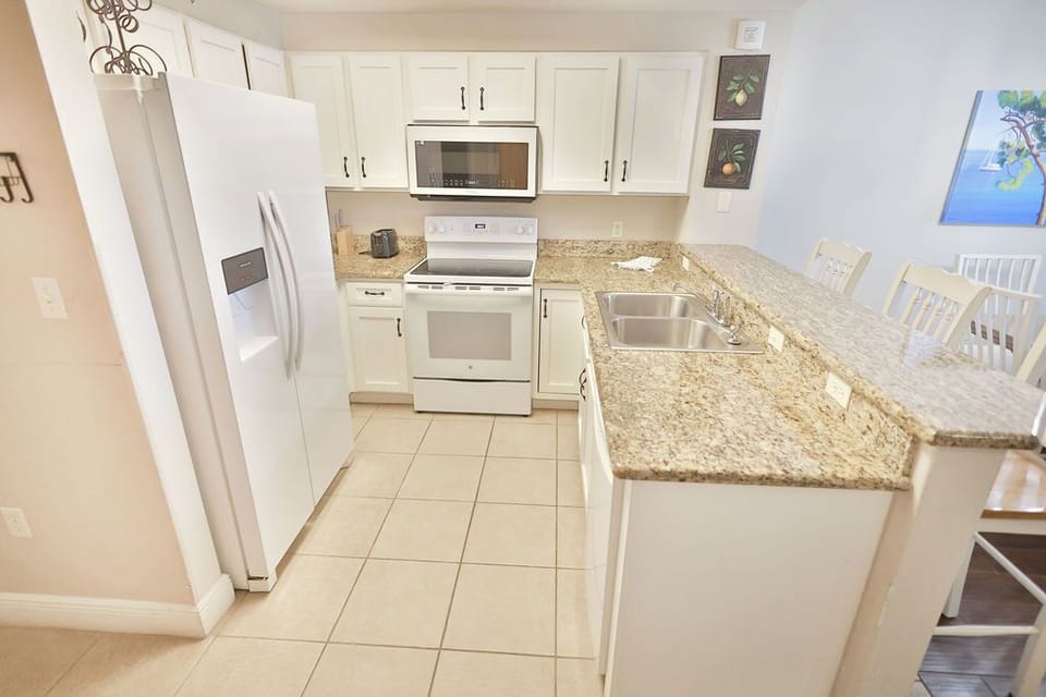 Kitchen with Breakfast Bar