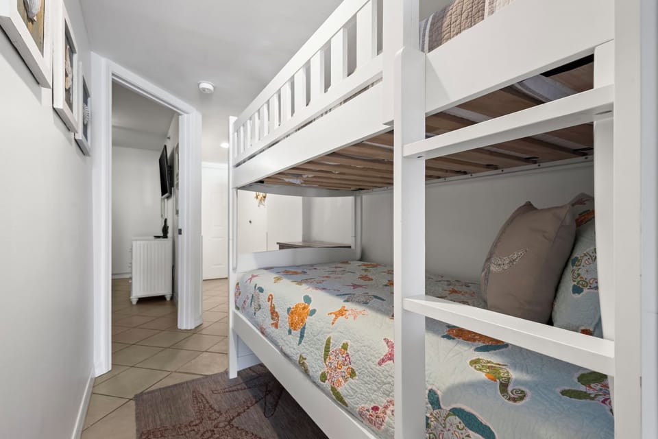 Royal Palms 804 Hallway Bunks