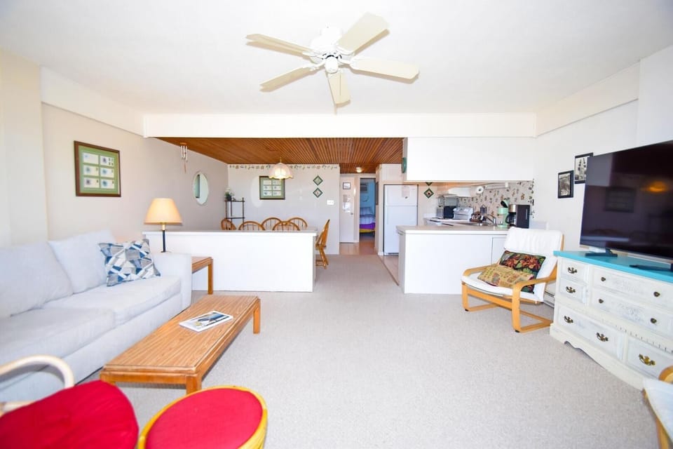 Condo, 1 Bedroom | Living area