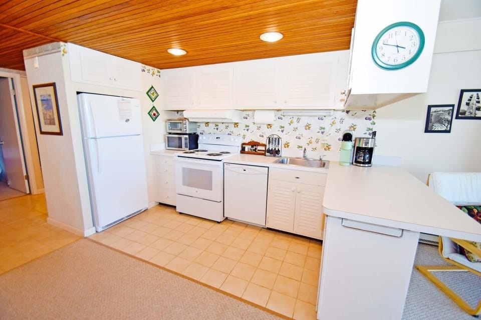 Condo, 1 Bedroom | Private kitchen | Coffee/tea maker, fridge, oven, toaster