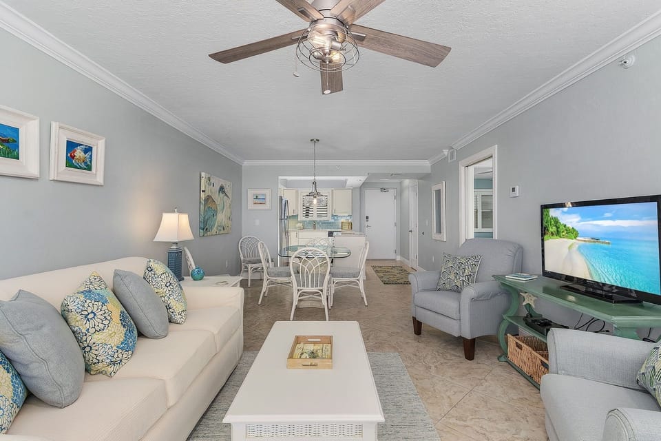 Condo, 2 Bedrooms | Living area